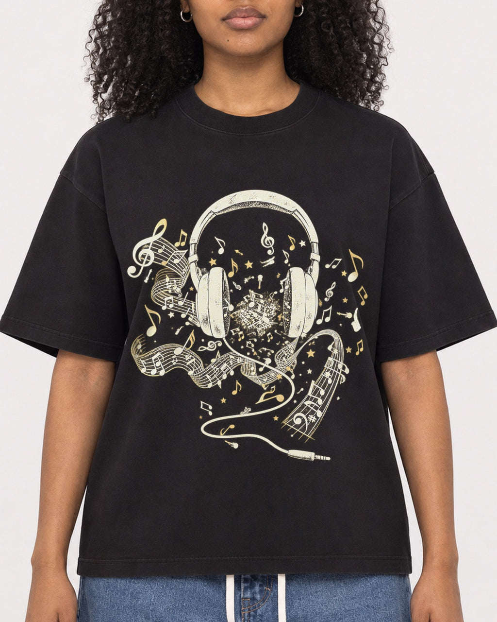Mockup Boxy Heavyweight Tee Black female close-up 05