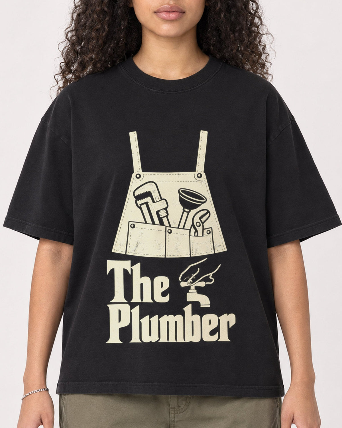Mockup Boxy Heavyweight Tee Black female close-up 10