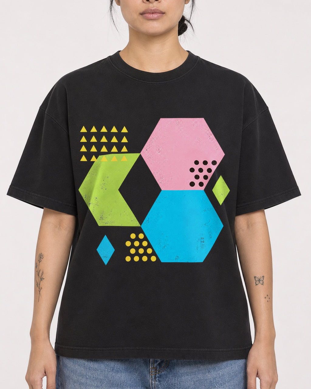 Mockup Boxy Heavyweight Tee Black female close-up 12