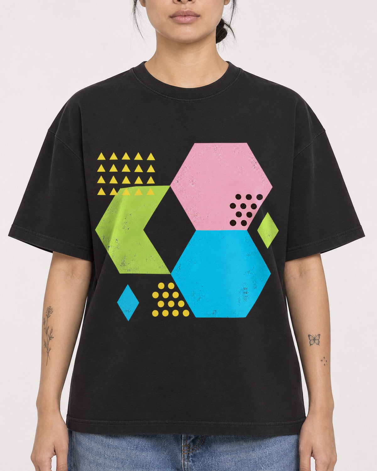 Mockup Boxy Heavyweight Tee Black female close-up 12