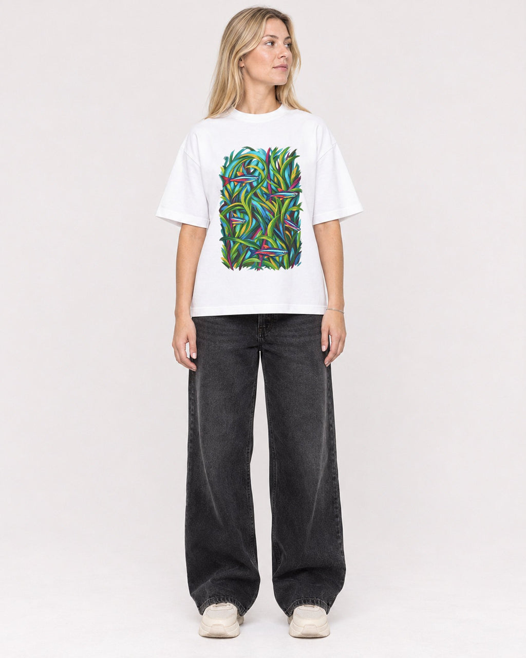 Mockup Boxy Heavyweight Tee White female full-body 08