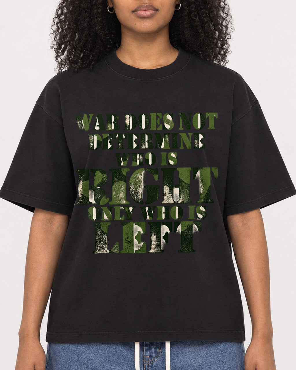 Mockup Boxy Heavyweight Tee Black female close-up 05