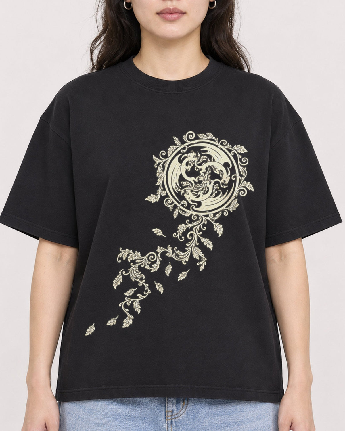 Mockup Boxy Heavyweight Tee Black female close-up 03
