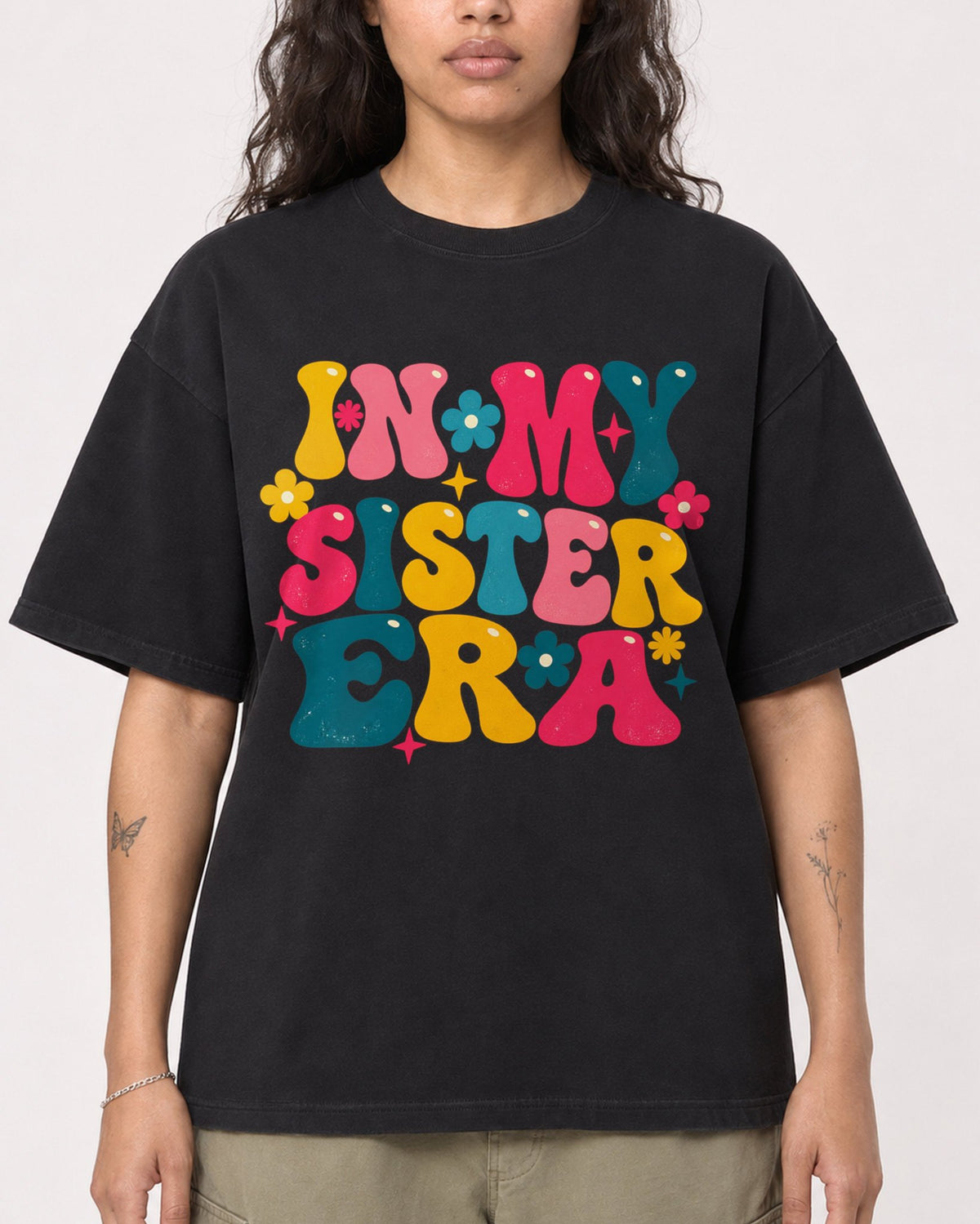 Mockup Boxy Heavyweight Tee Black female close-up 30