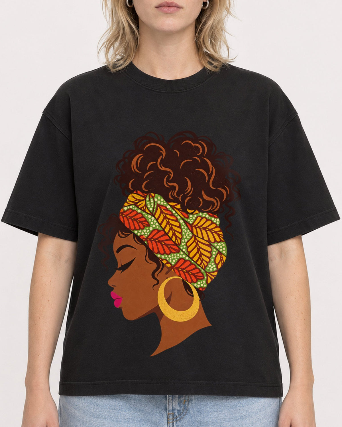 Mockup Boxy Heavyweight Tee Black female close-up 19