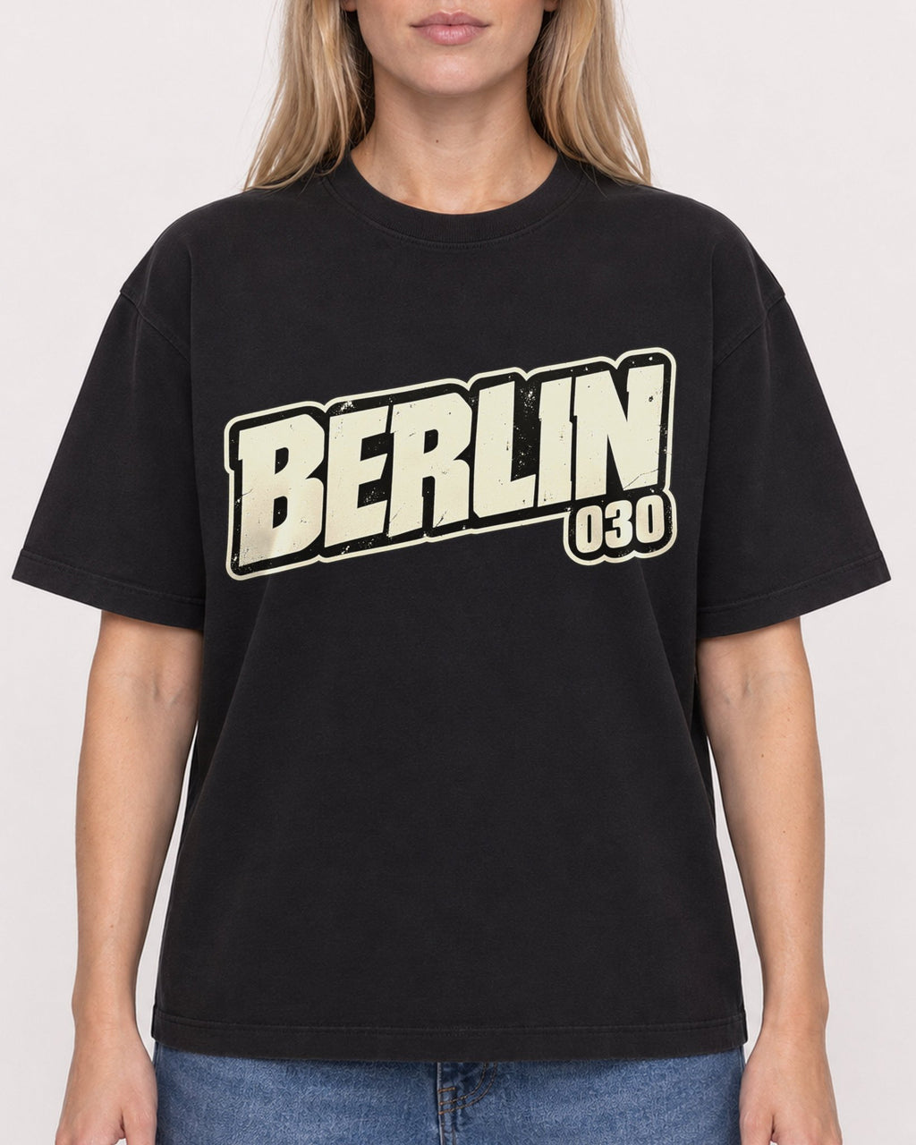 Mockup Boxy Heavyweight Tee Black female close-up 08