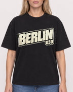 Mockup Boxy Heavyweight Tee Black female close-up 08