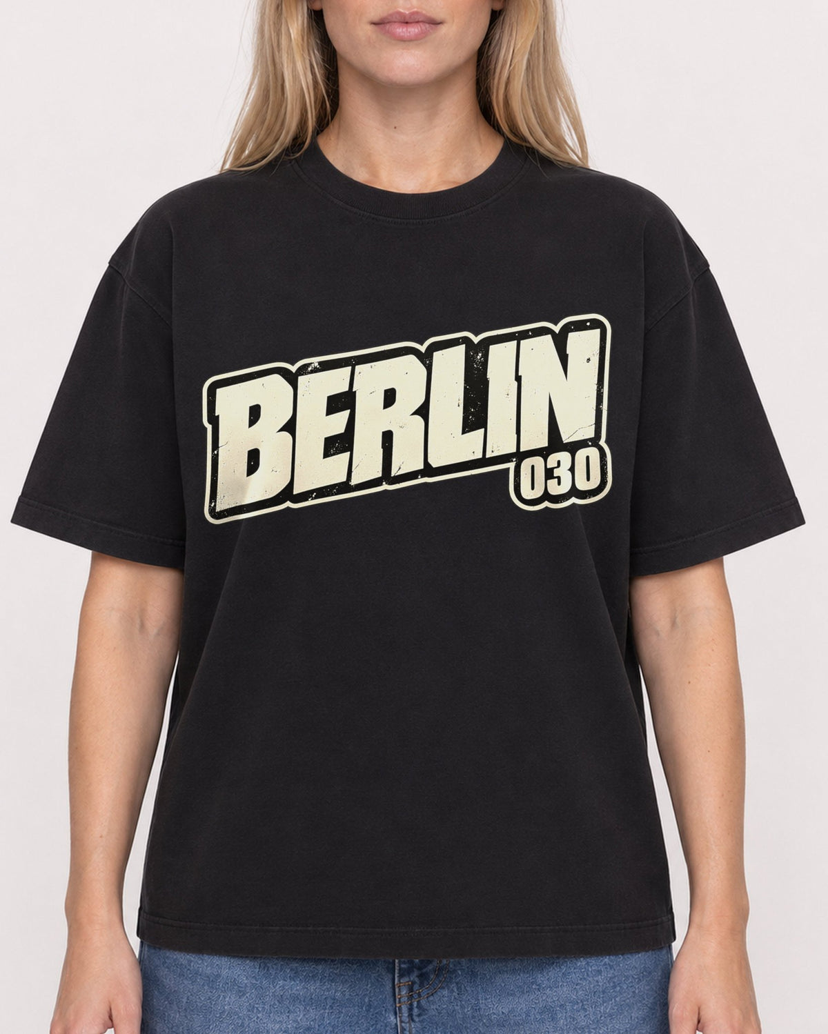 Mockup Boxy Heavyweight Tee Black female close-up 08