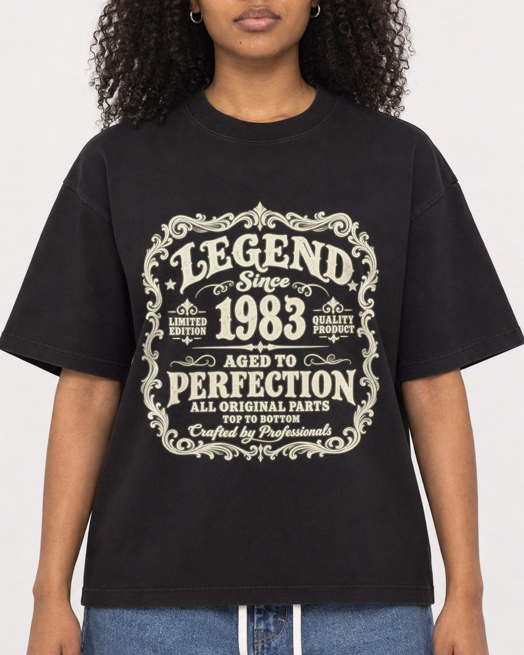 Mockup Boxy Heavyweight Tee Black female close-up 05