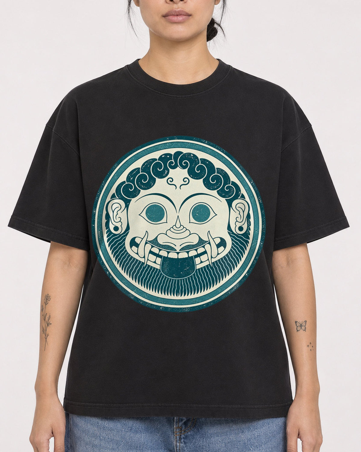 Mockup Boxy Heavyweight Tee Black female close-up 12