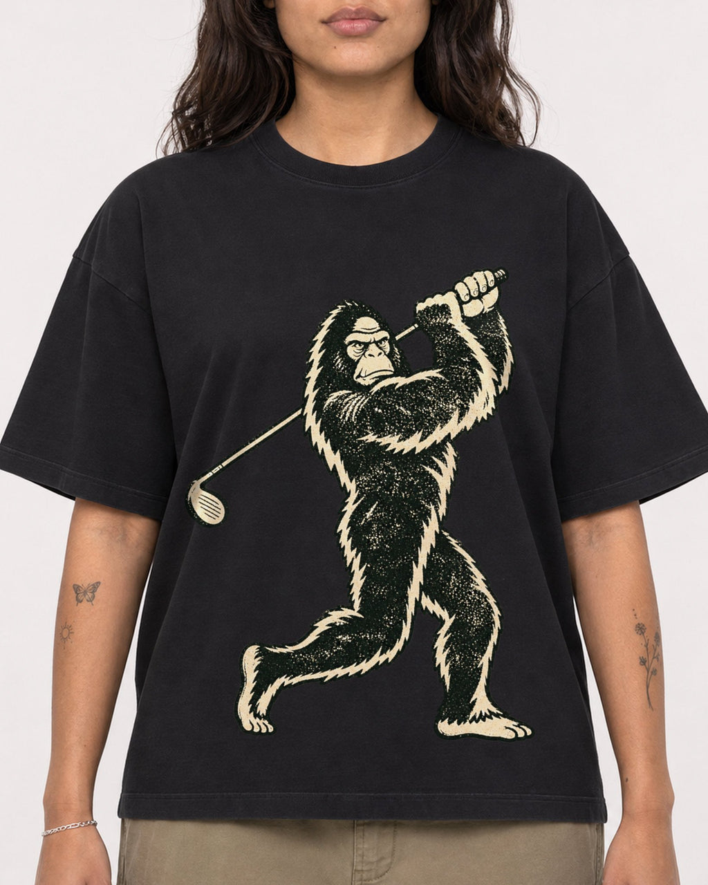 Mockup Boxy Heavyweight Tee Black female close-up 06