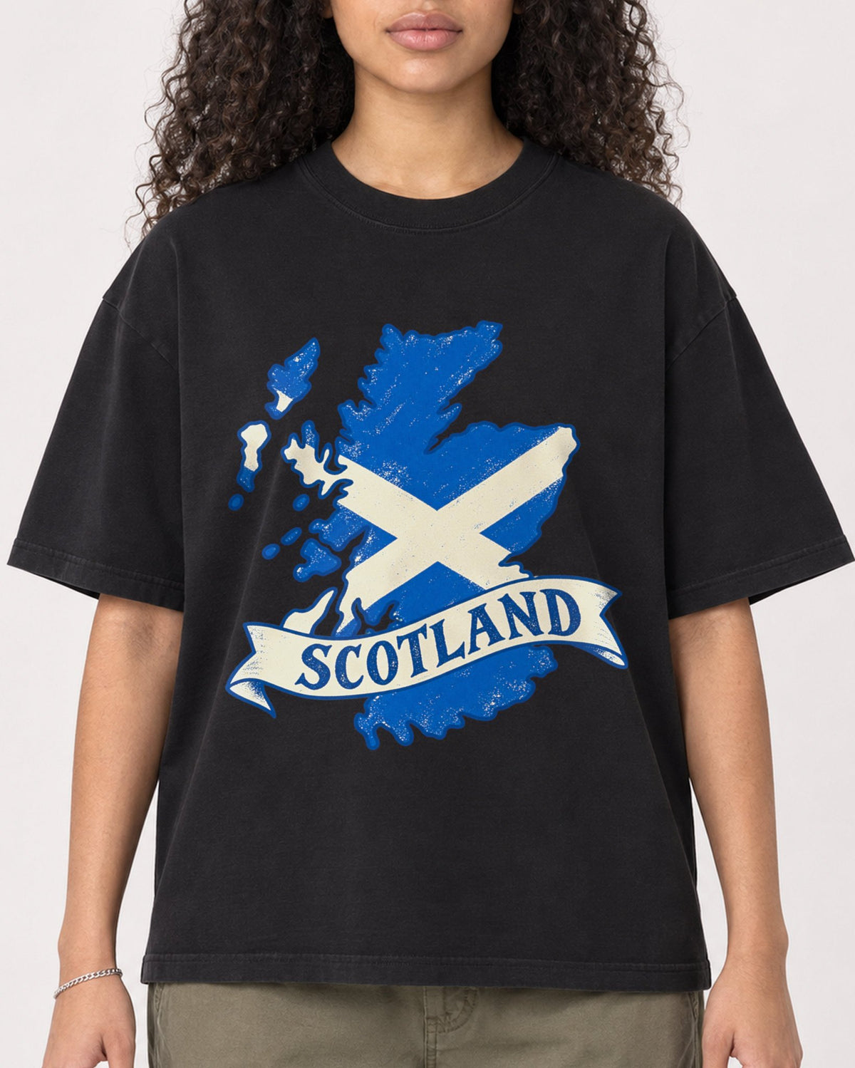 Mockup Boxy Heavyweight Tee Black female close-up 10