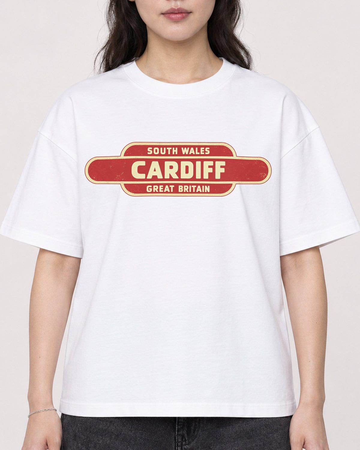 Mockup Boxy Heavyweight Tee White female close-up 03