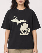 Mockup Boxy Heavyweight Tee Black female close-up 02