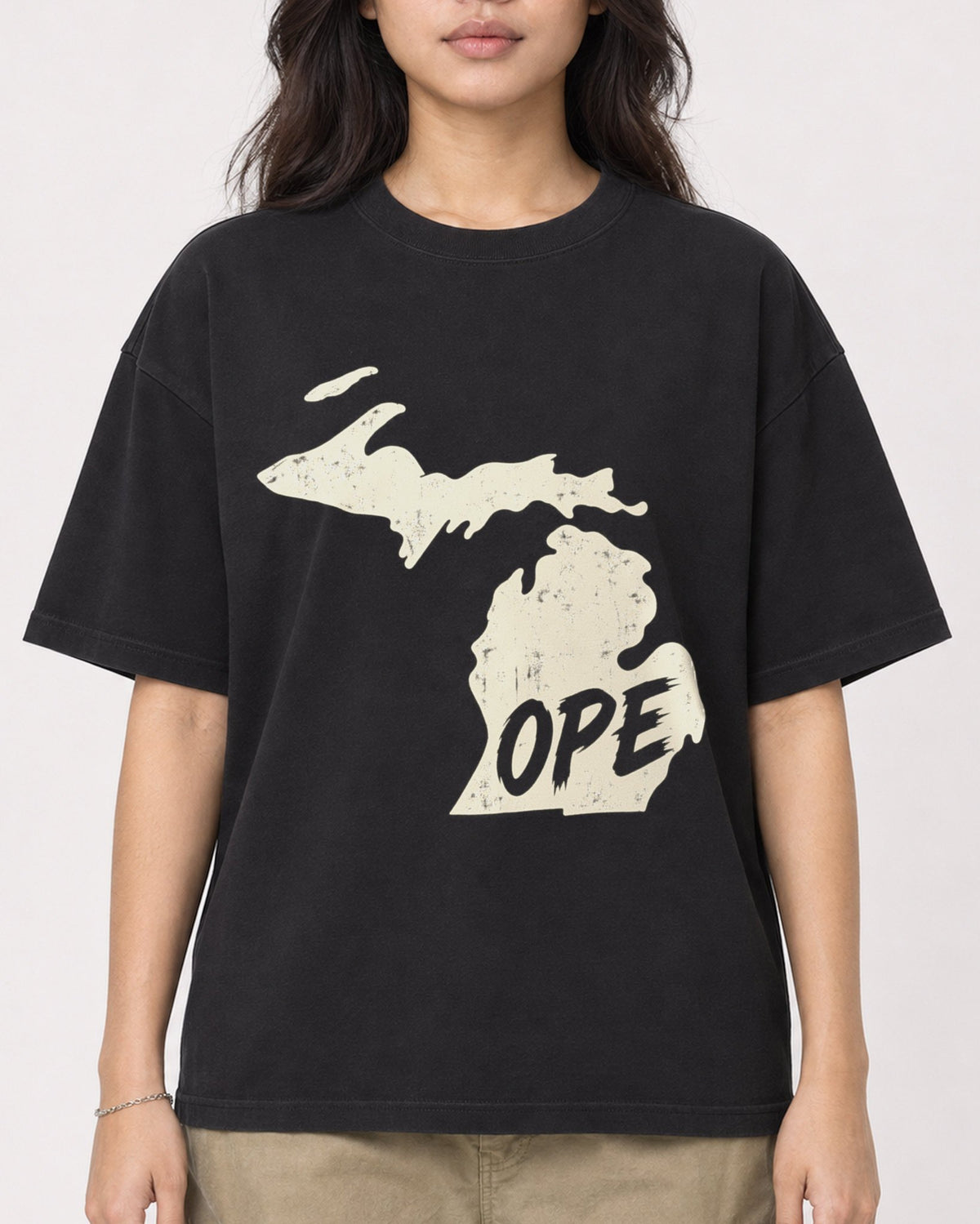 Mockup Boxy Heavyweight Tee Black female close-up 02