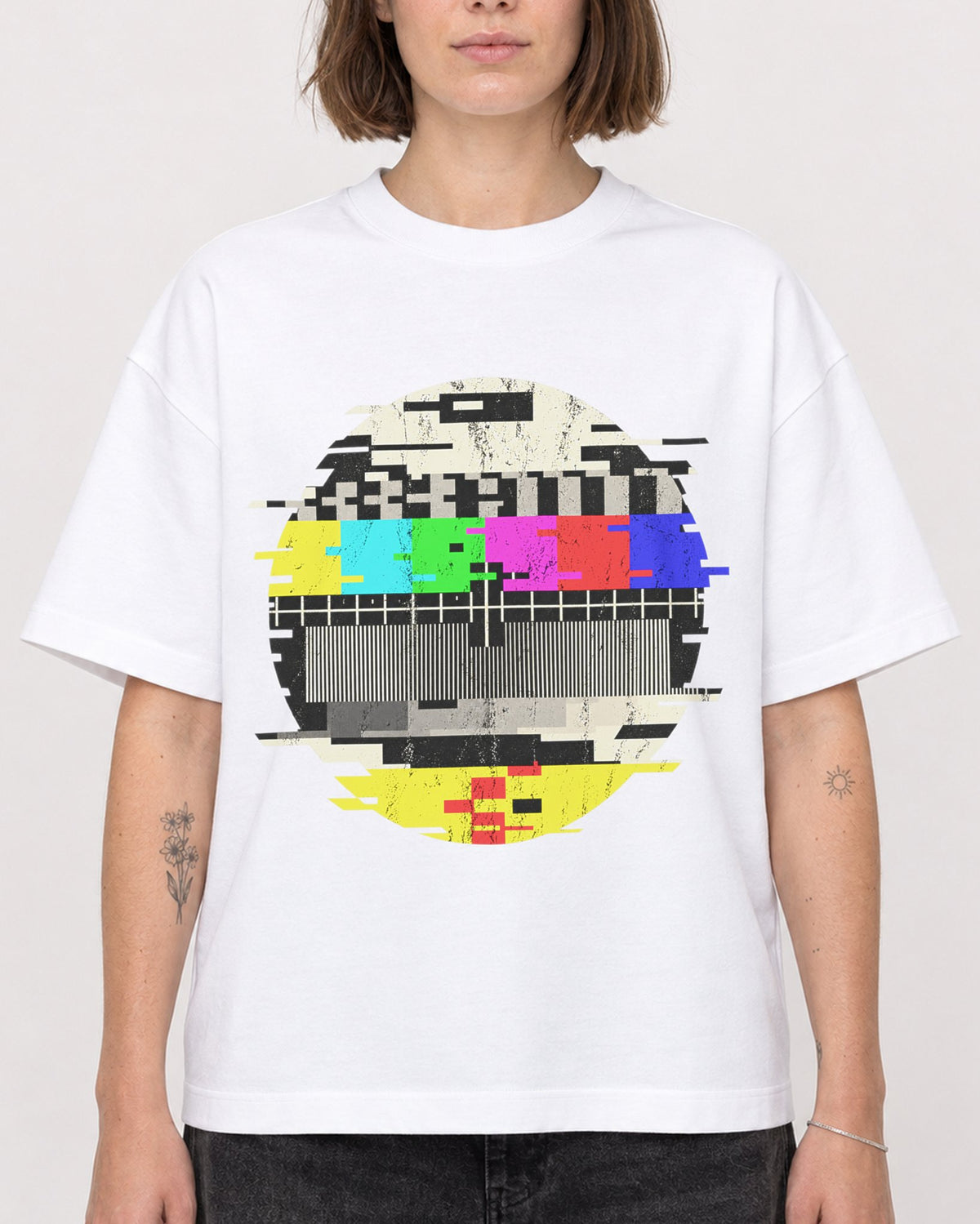 Mockup Boxy Heavyweight Tee White female close-up 18
