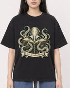Mockup Boxy Heavyweight Tee Black female close-up 01