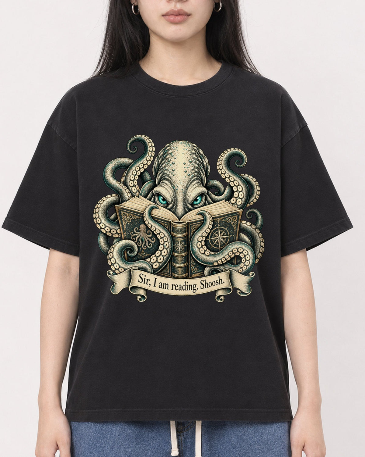 Mockup Boxy Heavyweight Tee Black female close-up 01