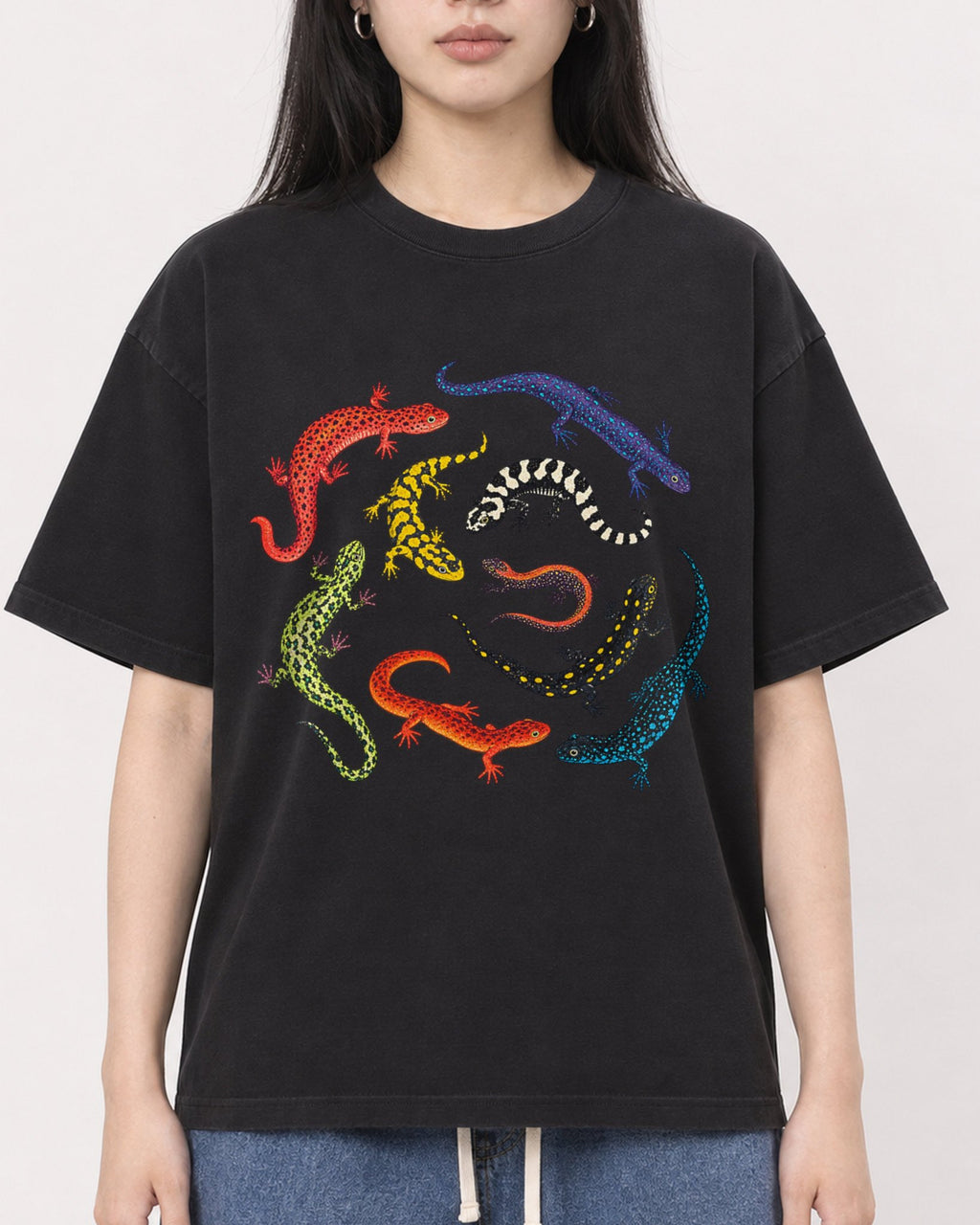 Mockup Boxy Heavyweight Tee Black female close-up 01