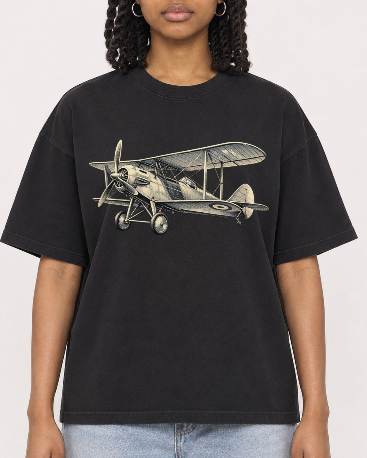 Mockup Boxy Heavyweight Tee Black female close-up 15