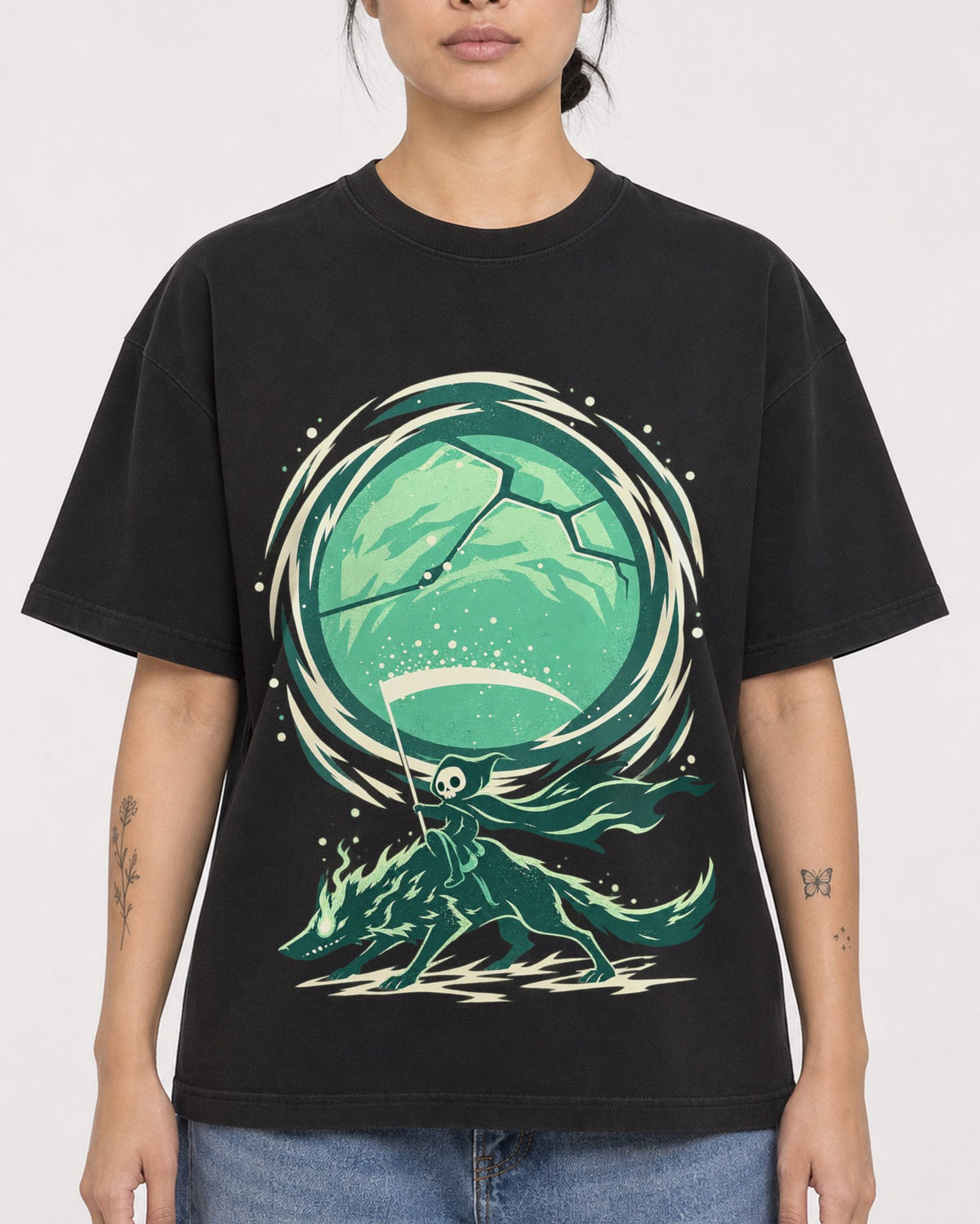 Mockup Boxy Heavyweight Tee Black female close-up 12