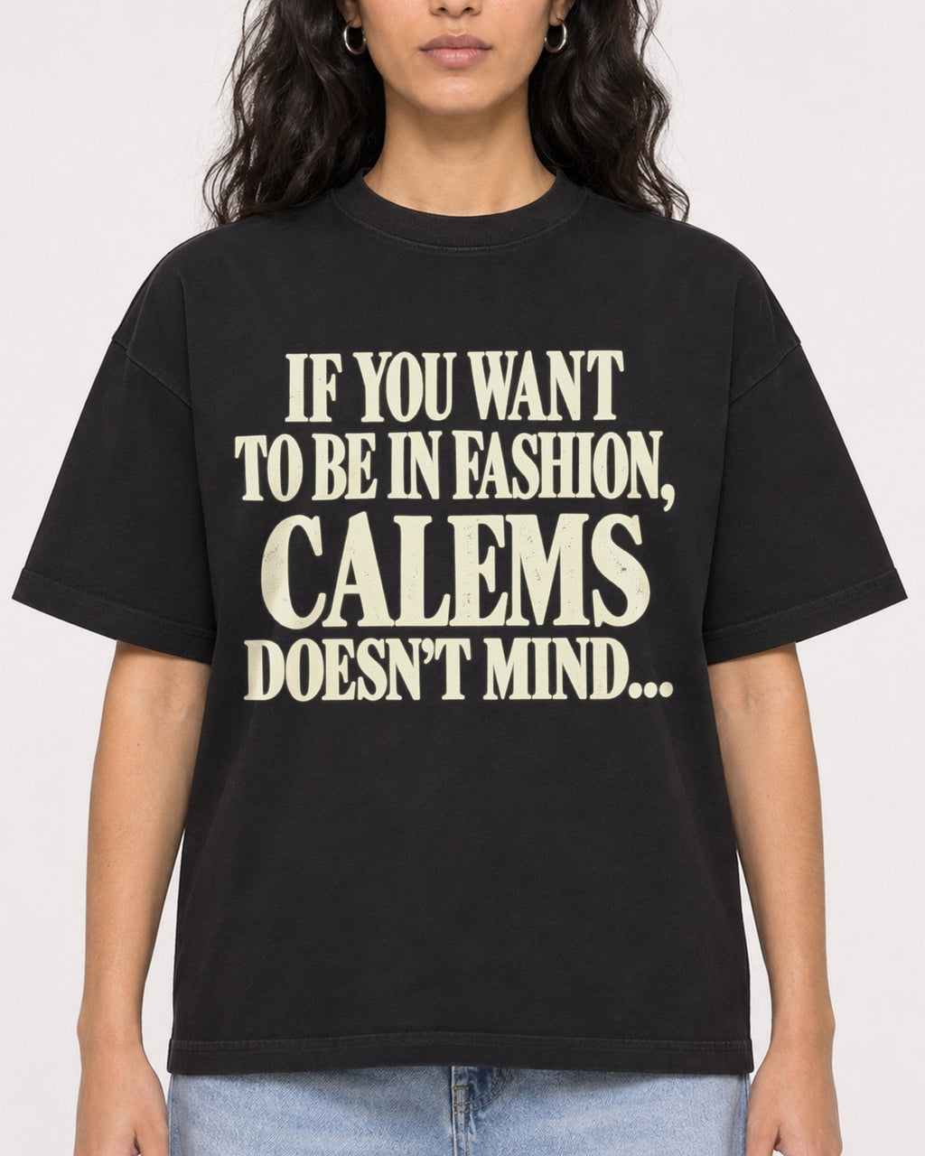 Mockup Boxy Heavyweight Tee Black female close-up 07