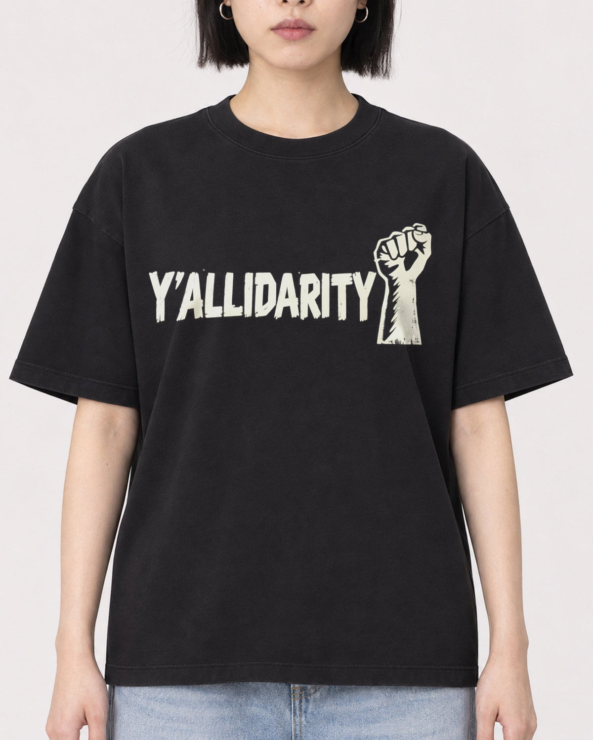 Mockup Boxy Heavyweight Tee Black female close-up 11