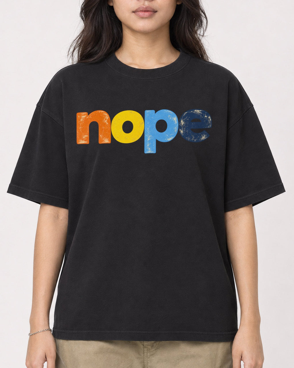 Mockup Boxy Heavyweight Tee Black female close-up 02