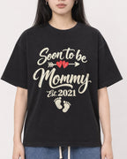 Mockup Boxy Heavyweight Tee Black female close-up 01