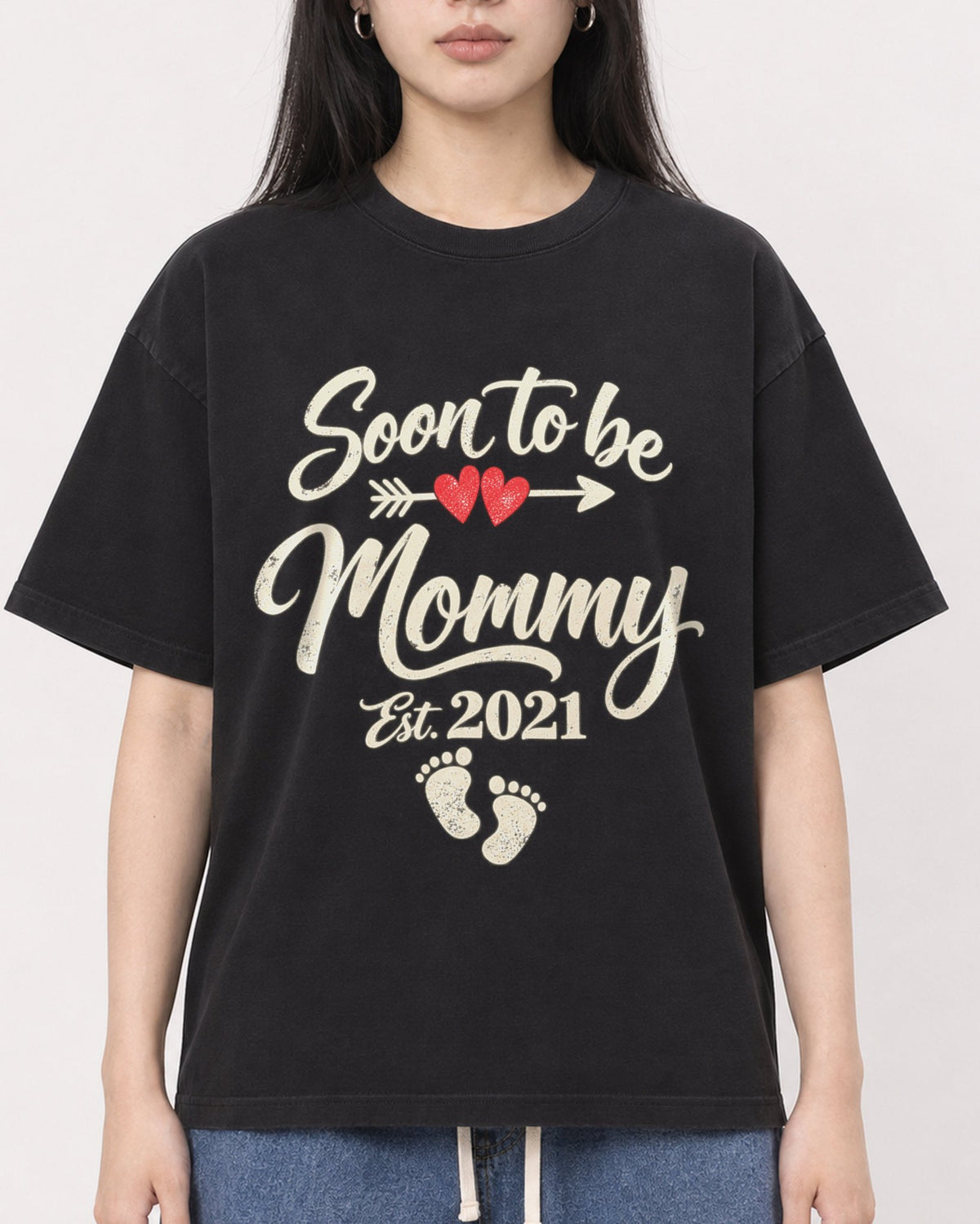 Mockup Boxy Heavyweight Tee Black female close-up 01