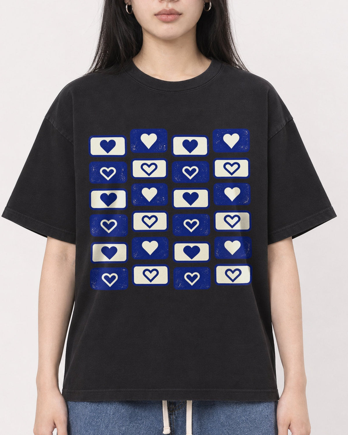 Mockup Boxy Heavyweight Tee Black female close-up 01
