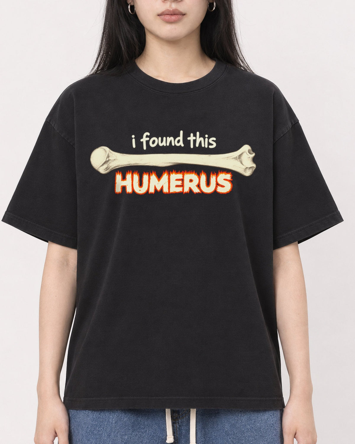 Mockup Boxy Heavyweight Tee Black female close-up 01