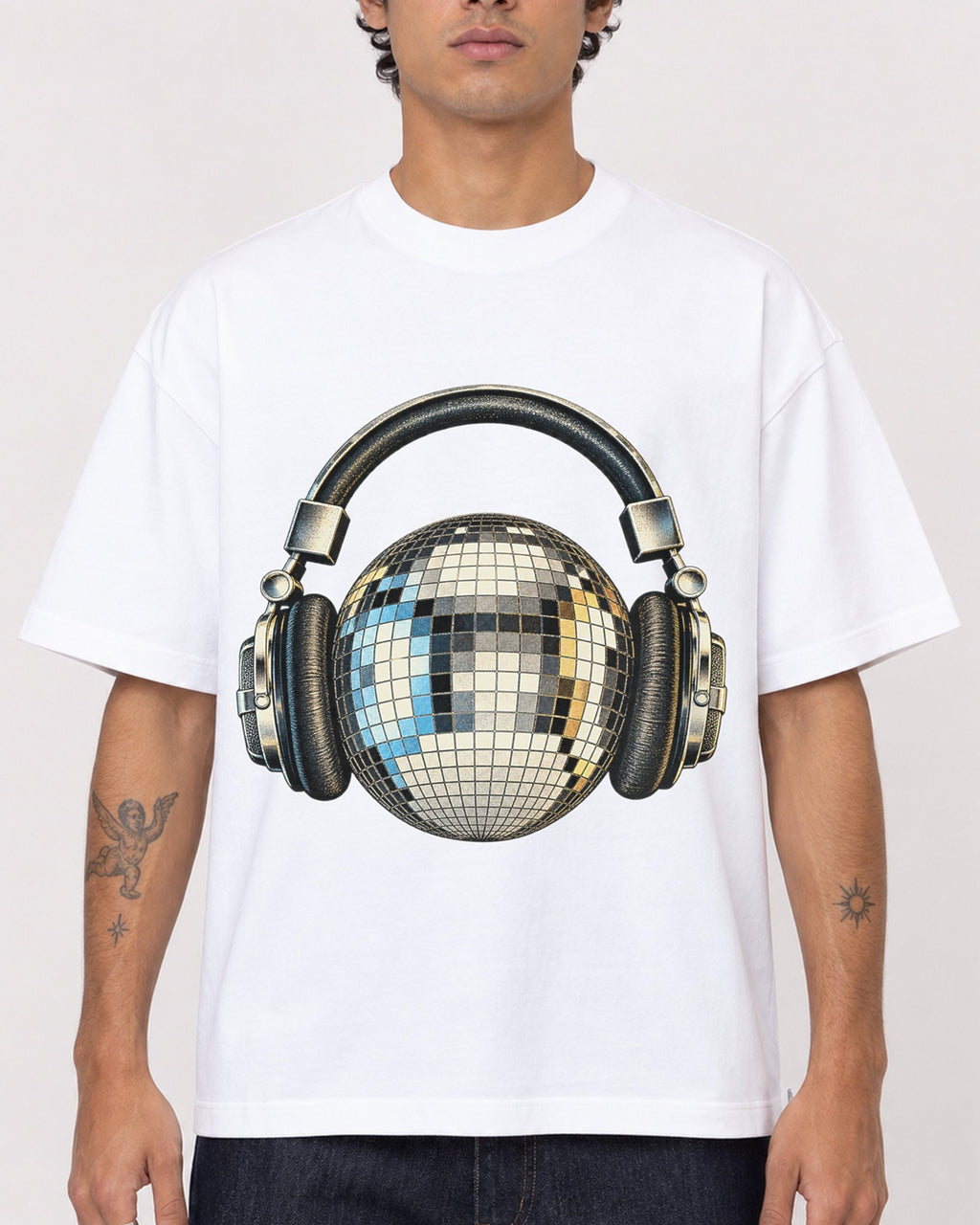 Mockup Boxy Heavyweight Tee White male close-up 06