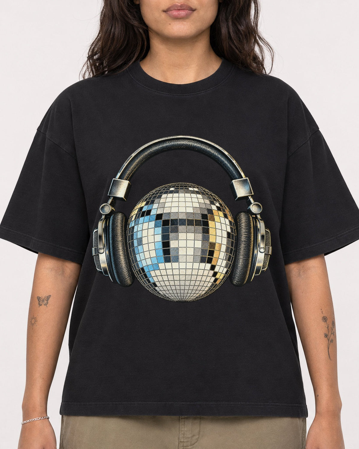 Mockup Boxy Heavyweight Tee Black female close-up 06