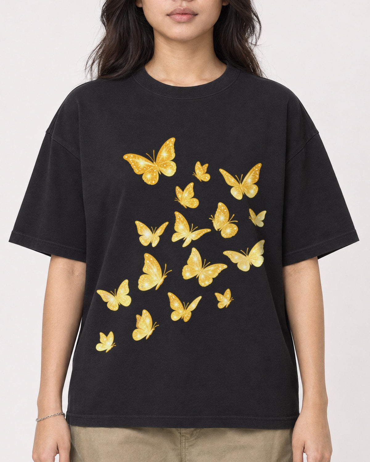 Mockup Boxy Heavyweight Tee Black female close-up 02