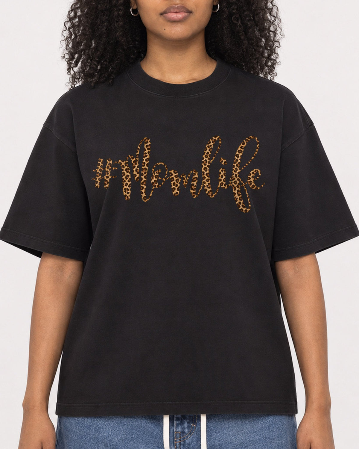Mockup Boxy Heavyweight Tee Black female close-up 05