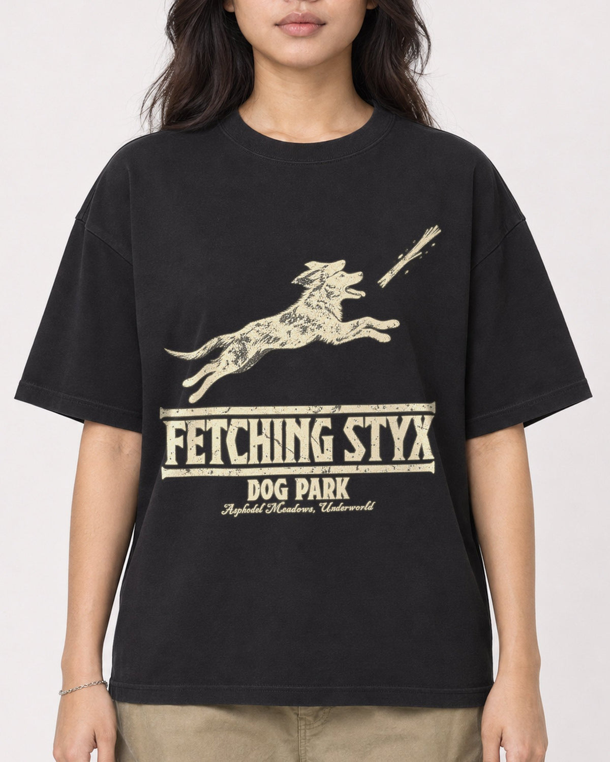 Mockup Boxy Heavyweight Tee Black female close-up 02