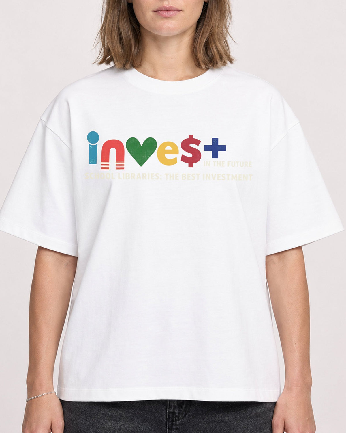 Mockup Boxy Heavyweight Tee White female close-up 38