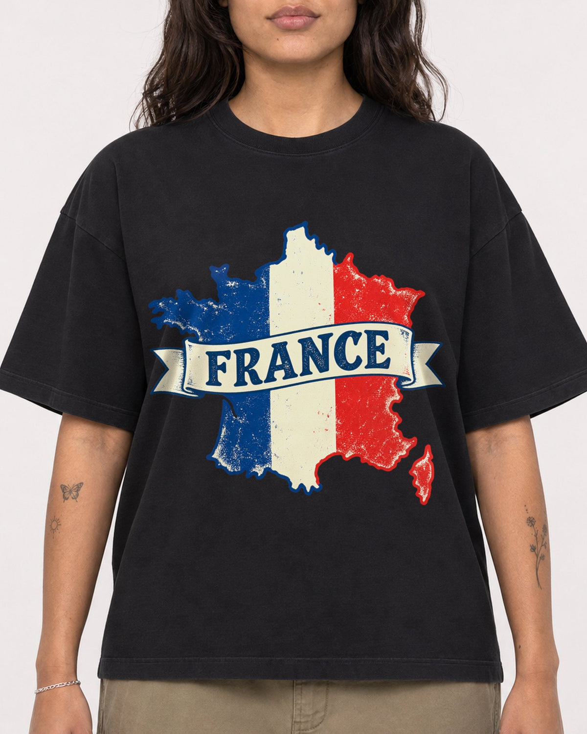 Mockup Boxy Heavyweight Tee Black female close-up 06