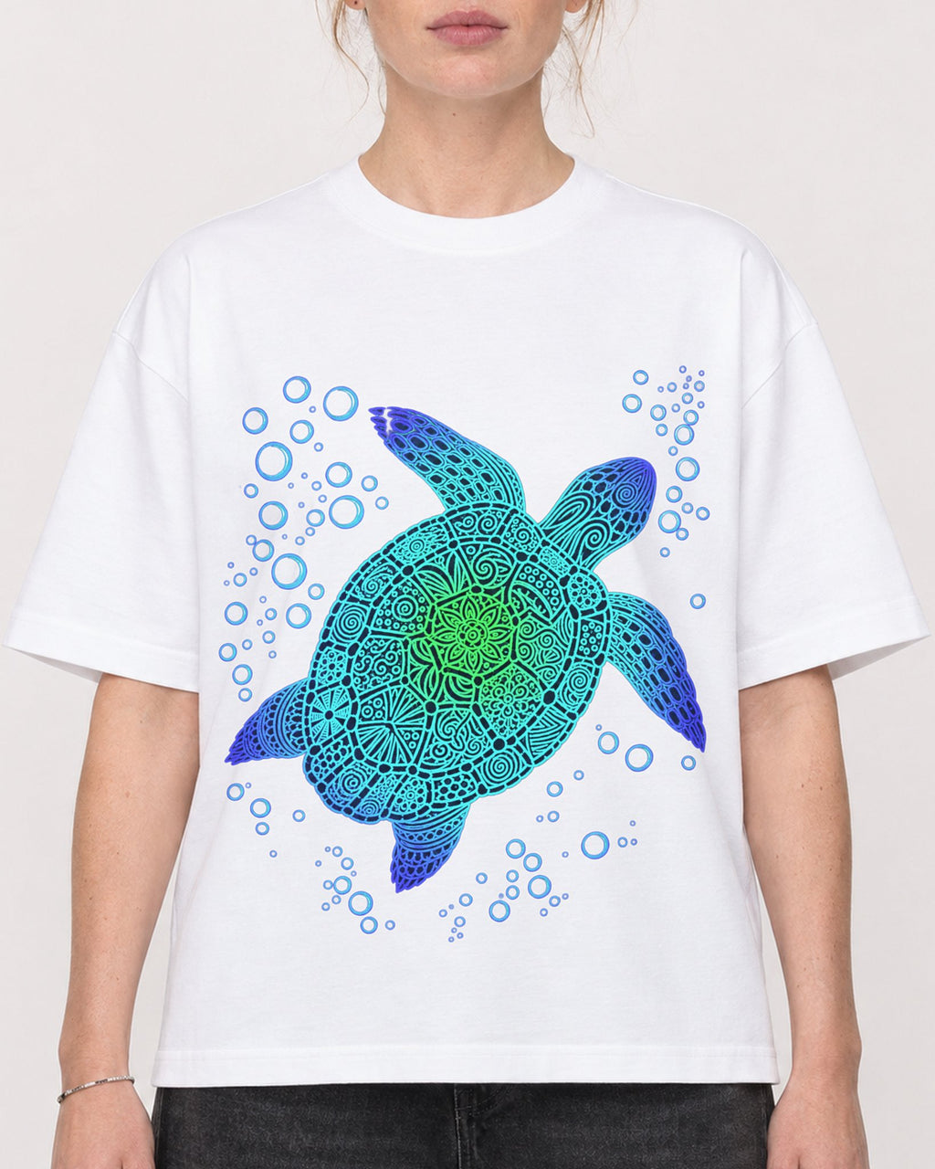 Mockup Boxy Heavyweight Tee White female close-up 28