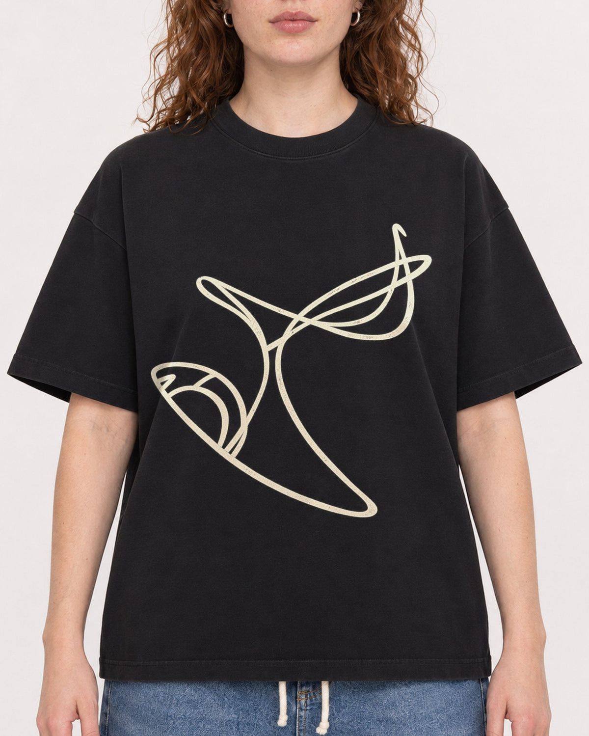 Mockup Boxy Heavyweight Tee Black female close-up 09