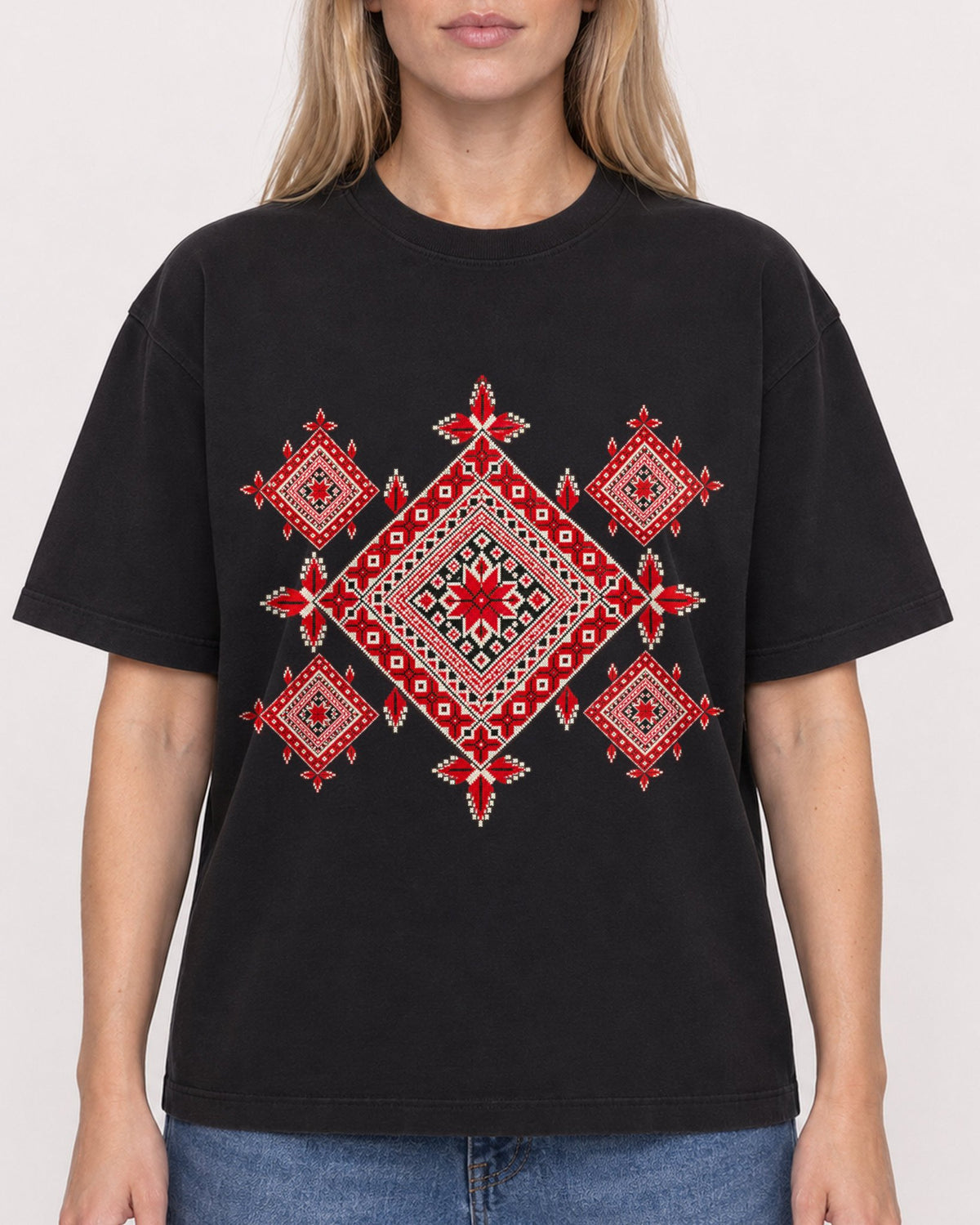 Mockup Boxy Heavyweight Tee Black female close-up 08