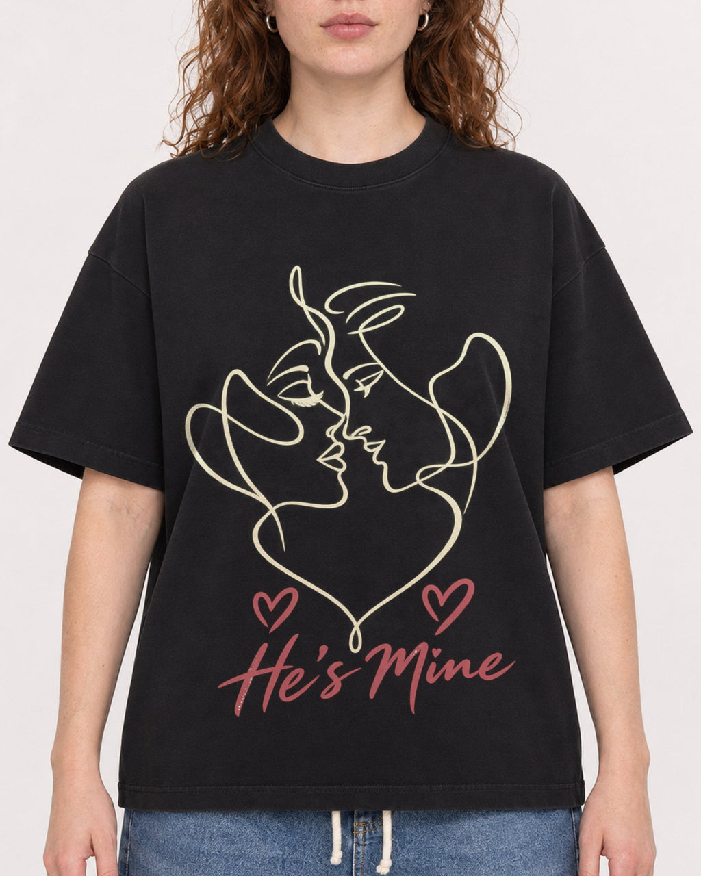 Mockup Boxy Heavyweight Tee Black female close-up 09