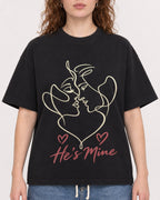 Mockup Boxy Heavyweight Tee Black female close-up 09