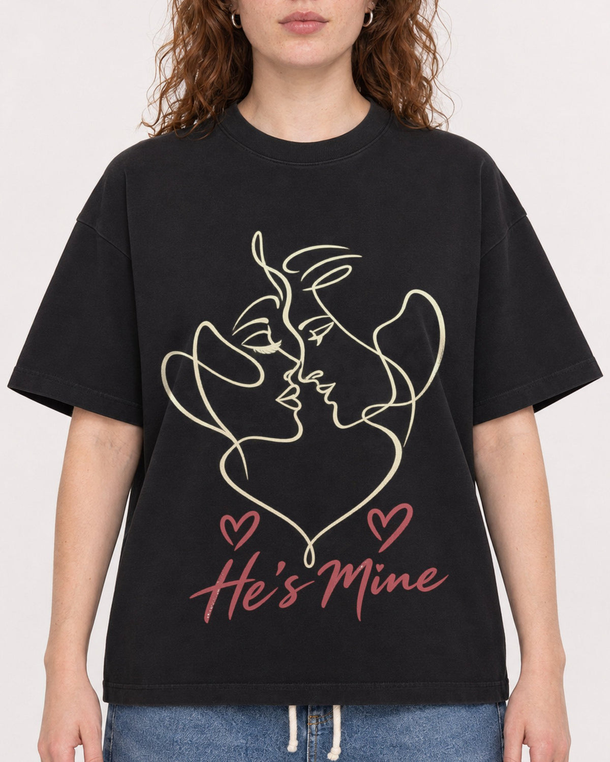 Mockup Boxy Heavyweight Tee Black female close-up 09