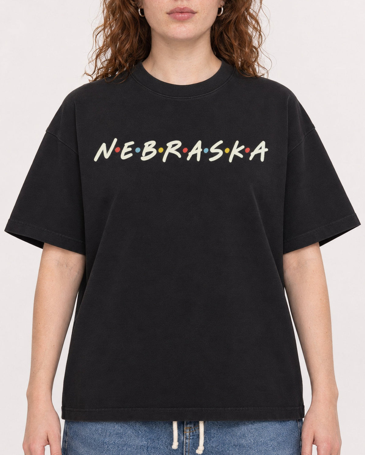 Mockup Boxy Heavyweight Tee Black female close-up 09