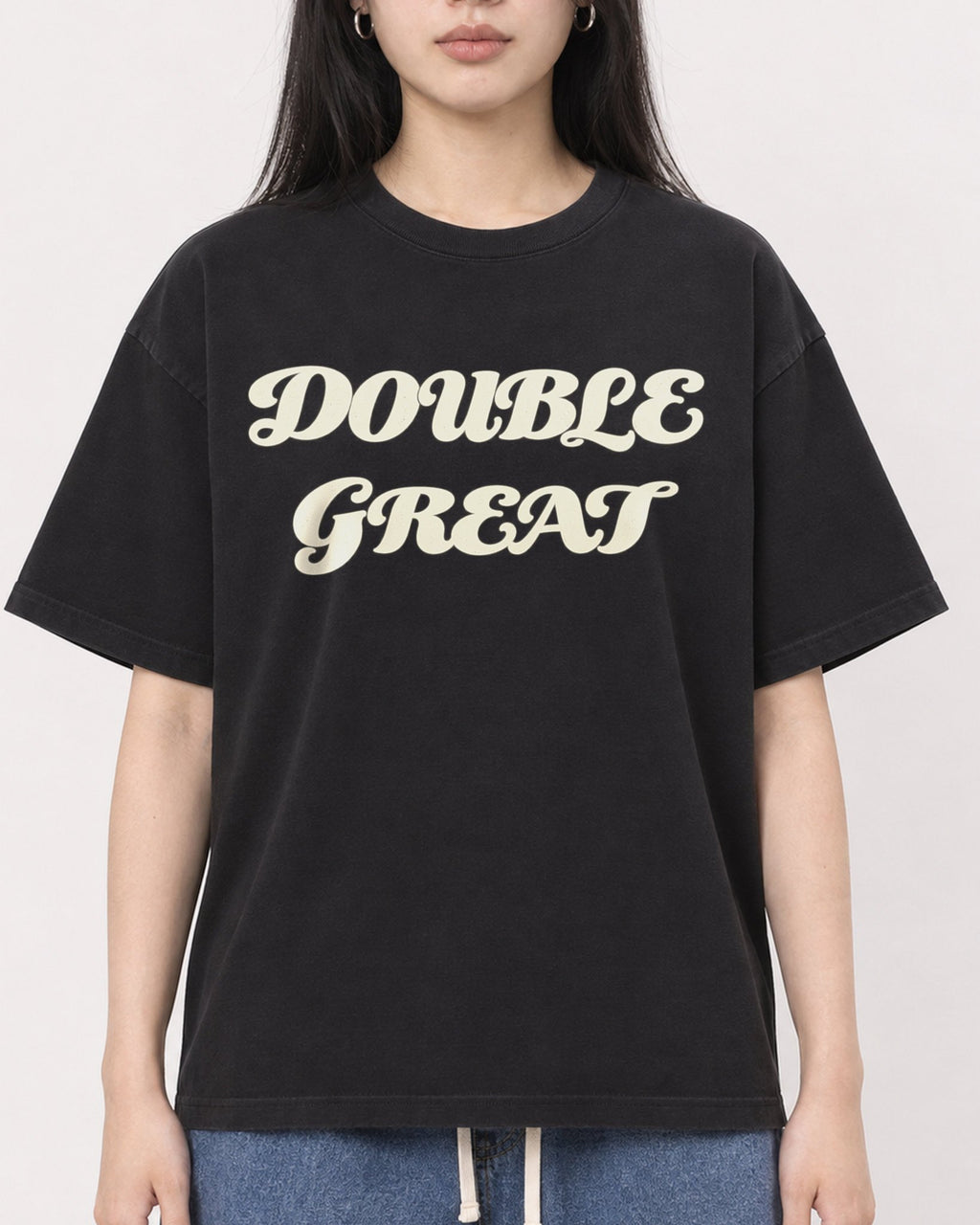 Mockup Boxy Heavyweight Tee Black female close-up 01
