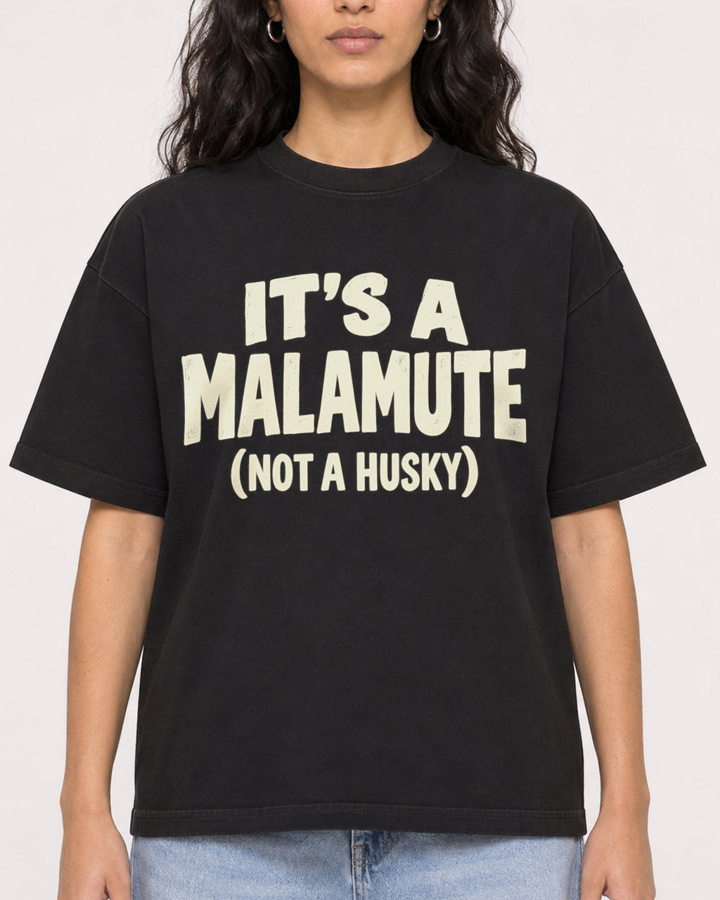 Mockup Boxy Heavyweight Tee Black female close-up 07