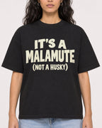 Mockup Boxy Heavyweight Tee Black female close-up 07