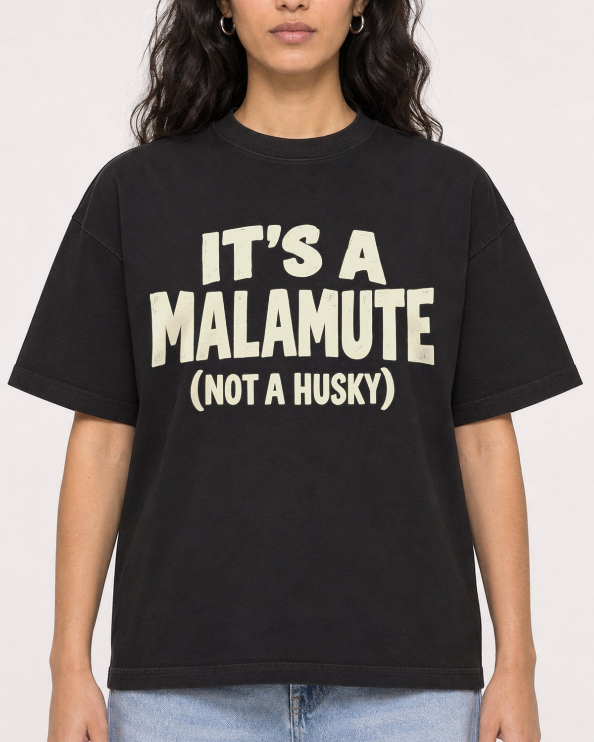 Mockup Boxy Heavyweight Tee Black female close-up 07